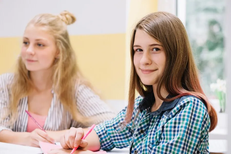 Enfant heureux et confiant en classe